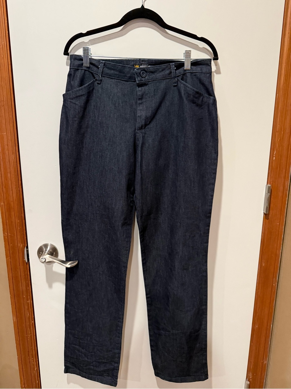 Lee’s relaxed, fit straight leg mid rise Dark indigo